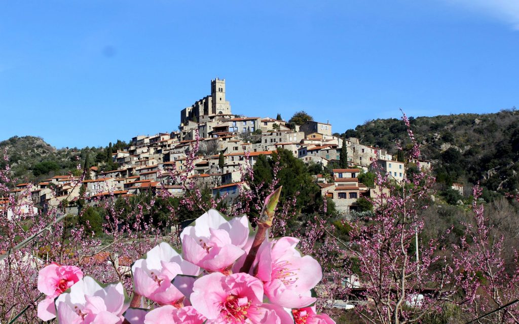 Envie de séjourner dans les Pyrénées-Orientales ? Découvrez la Casa Ilicia à Eus et le gîte Altana à Font-Romeu pour des vacances nature et sportives.